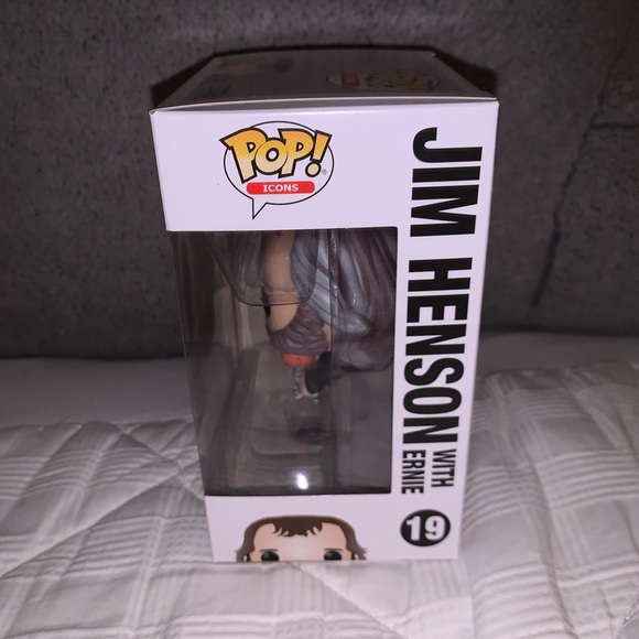 Vaulted New in Box 2019 Jim Henson holding Ernie Target Exclusive Funko Pop - Picture 3 of 7